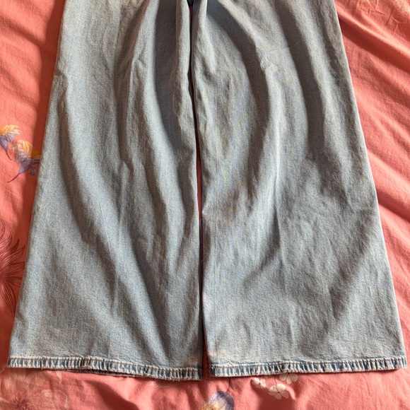 American Eagle- Dreamy Drape Strigid Low-Rise Ultra Wide-Leg Jean Light Aglow 8 - Picture 9 of 10
